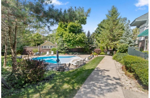 W3216 South Lakeshore Drive 5, Lake Geneva, WI 53147-4352