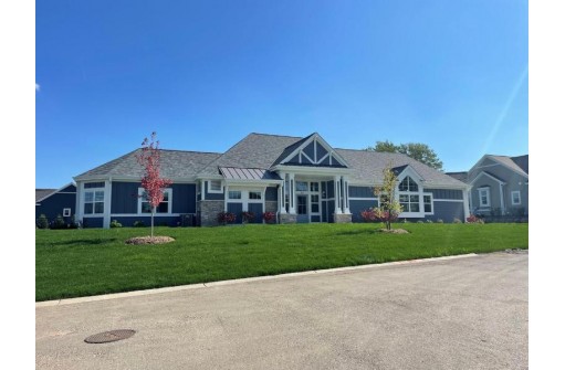 327 Sandy Circle, Pewaukee, WI 53072