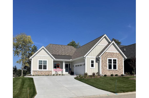 327 Sandy Circle, Pewaukee, WI 53072