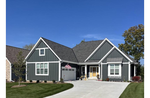 327 Sandy Circle, Pewaukee, WI 53072