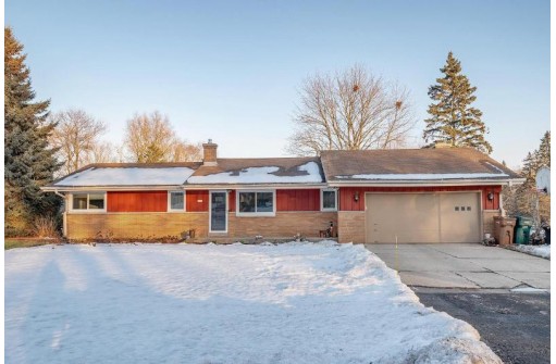 6904 North Range Line Road, Glendale, WI 53209-2619