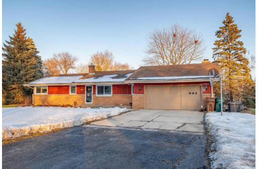 6904 North Range Line Road, Glendale, WI 53209-2619