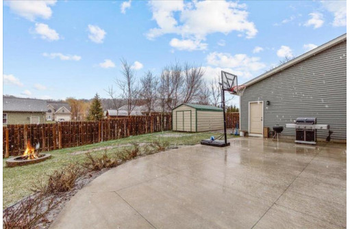 704 Moraine Court, Kewaskum, WI 53040