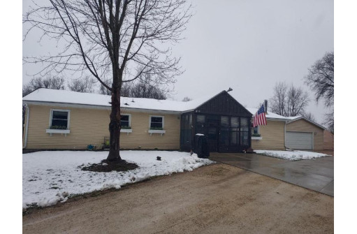 N1446 Coolidge Road, Oconomowoc, WI 53066-9533