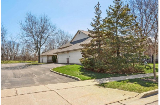 4939 West Maple Leaf Circle, Greenfield, WI 53220-2780