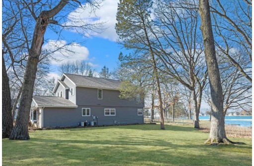 929 North Genesee Woods Drive, Summit, WI 53066