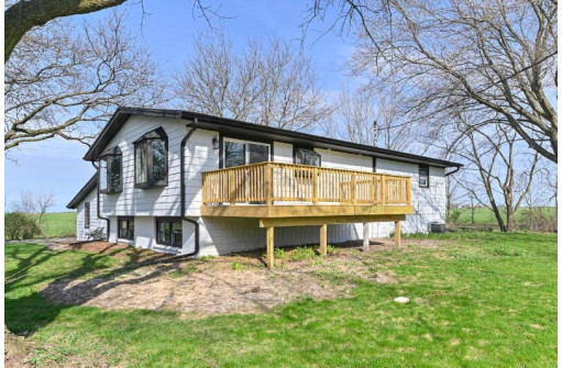 W6582 Hazel Ridge Road, Elkhorn, WI 53121-4203