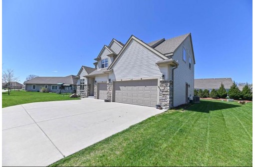 7989 South River Court, Franklin, WI 53132-7107