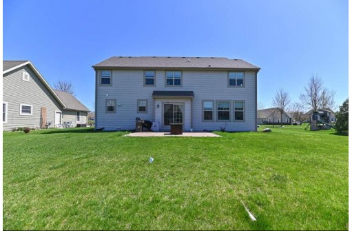 7989 South River Court, Franklin, WI 53132-7107