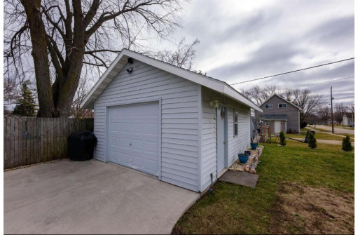 1037 Arthur Avenue, Oshkosh, WI 54902-3401