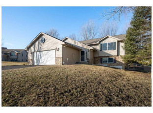 1523 Hillside Court New Richmond, WI 54017