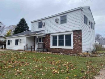 203 E Garfield Charlevoix, MI 49720