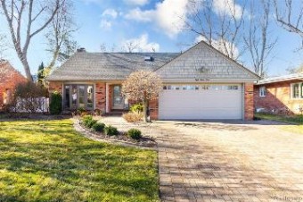 833 Crescent Lane Grosse Pointe Woods, MI 48236