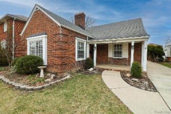 1866 Lochmoor Boulevard Grosse Pointe Woods, MI 48236