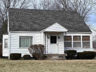 1418 Moore Adrian, MI 49221