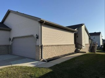 53292 Pineridge Chesterfield Township, MI 48051