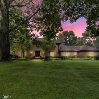 1275 Sunniwood Place Rochester, MI 48306