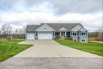 4310 Oakland Hills Drive Dorr, MI 49323