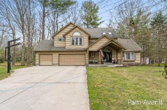 4068 Oak Hollow Court Norton Shores, MI 49441