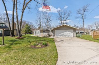 8201 Indian Shores Drive Howard City, MI 49329