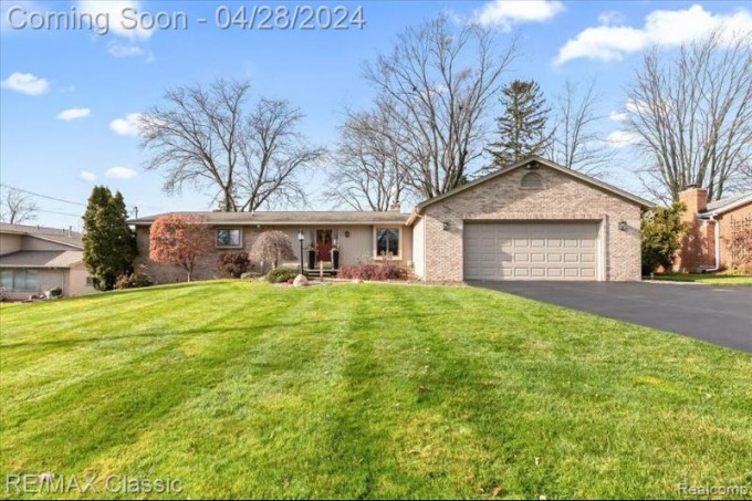 5111 Surfwood Drive Commerce Township, MI 48382