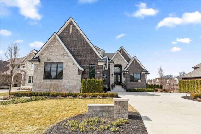 8376 Pier Point Court South Lyon, MI 48178