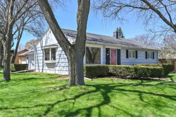 3957 S 44th St, Greenfield, WI 53220-2702