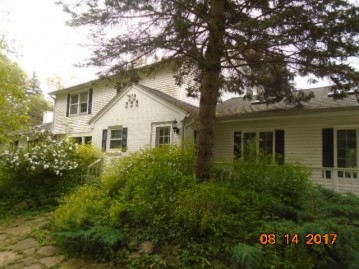 1615 W County Line Rd, River Hills, WI 53217-1112