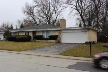 1356 Spring Valley Dr, Racine, WI 53405-1633