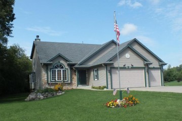 W308S8875 Woodland Dr, Mukwonago, WI 53149-8898