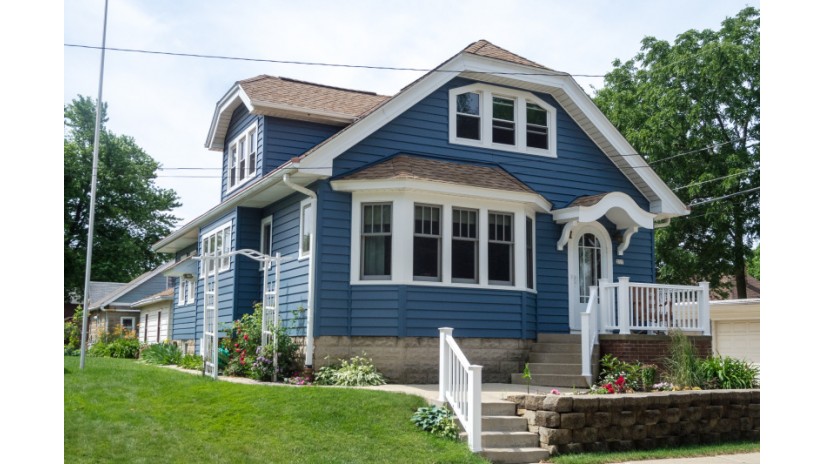 217 W Wilbur Ave Milwaukee, WI 53207-3229 by Shorewest Realtors $174,900