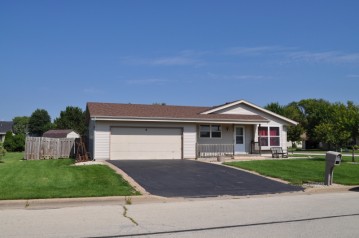413 Brookstone Dr, Waterford, WI 53185-4265
