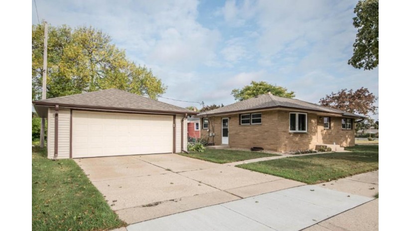 7806 W Lynmar Ct Milwaukee, WI 53222-2038 by Victory Realty Elite $109,900