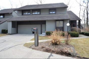 33 Lakewood Dr, Wind Point, WI 53402-2832
