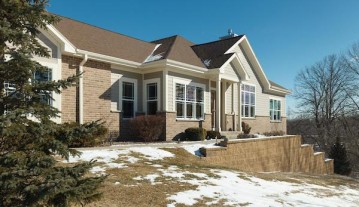 11787 W Wooded Ct 14-28, Greenfield, WI 53228