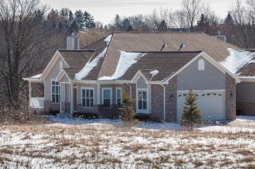 11785 W Wooded Ct 14-27, Greenfield, WI 53228