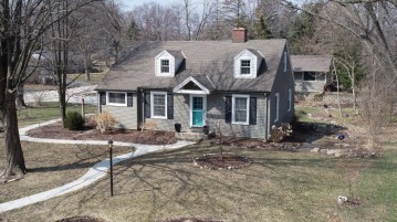 1307 N 123rd St, Wauwatosa, WI 53226-3127