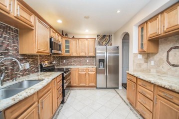 4893 S Waterview Ct, Greenfield, WI 53220-4856
