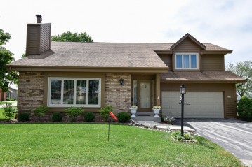 5406 S Somerset Ln, Greenfield, WI 53221-3247