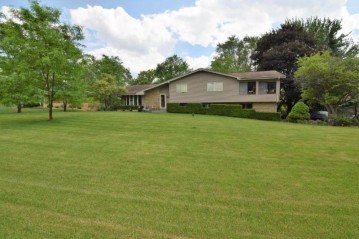 16935 Beverly Dr, Brookfield, WI 53005-2754