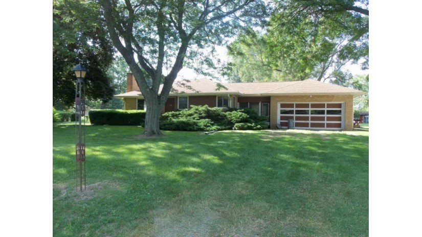 12431 W Nicolet Dr New Berlin, WI 53151-8255 by Dave Schmidt Realty $215,000