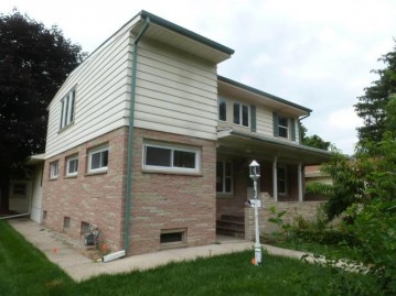 3841 S 39th St, Greenfield, WI 53221-1027