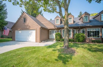 3865 S Oakbrook Dr, Greenfield, WI 53228-1366