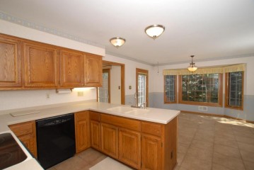 3733 S Oakbrook Dr, Greenfield, WI 53228-1363
