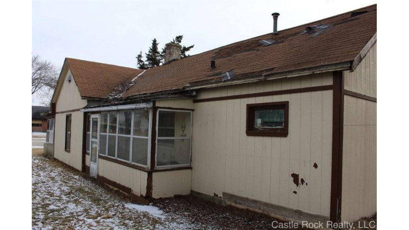 229 S Franklin Ave Oxford, WI 53952 by Castle Rock Realty Llc $39,900