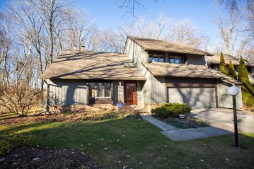 13 Lakewood Dr, Wind Point, WI 53402