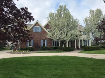 208 E Beechwood Ct, Mequon, WI 53092