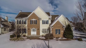 1844 Springhouse Dr, Oconomowoc, WI 53066-4861