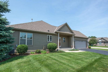 318 Eagles Cove Cir, North Prairie, WI 53153-9629