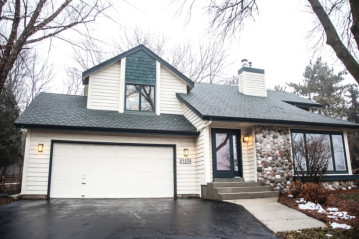 1234 Grandview Ave, Oconomowoc, WI 53066-4132